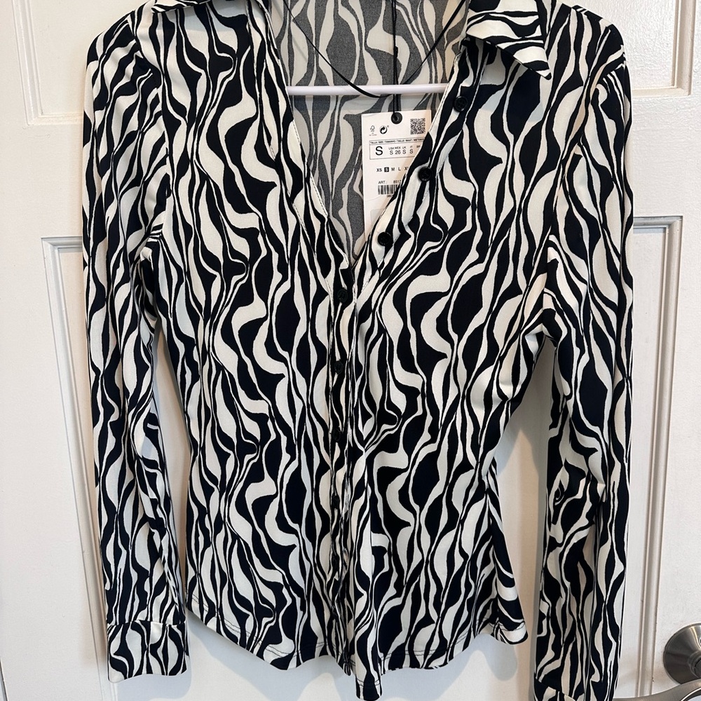 Zara Black and White Notched Collar Button Down Shirt (size small) NWT